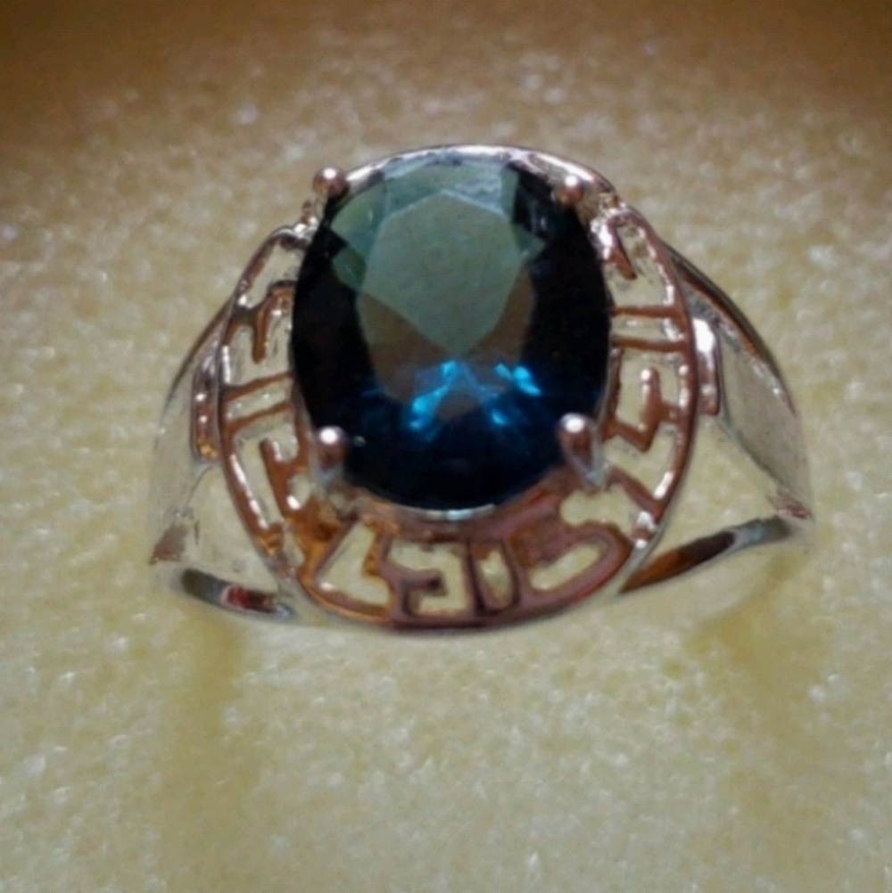 Pretty ,elegant Silver sterling ring new size 4
